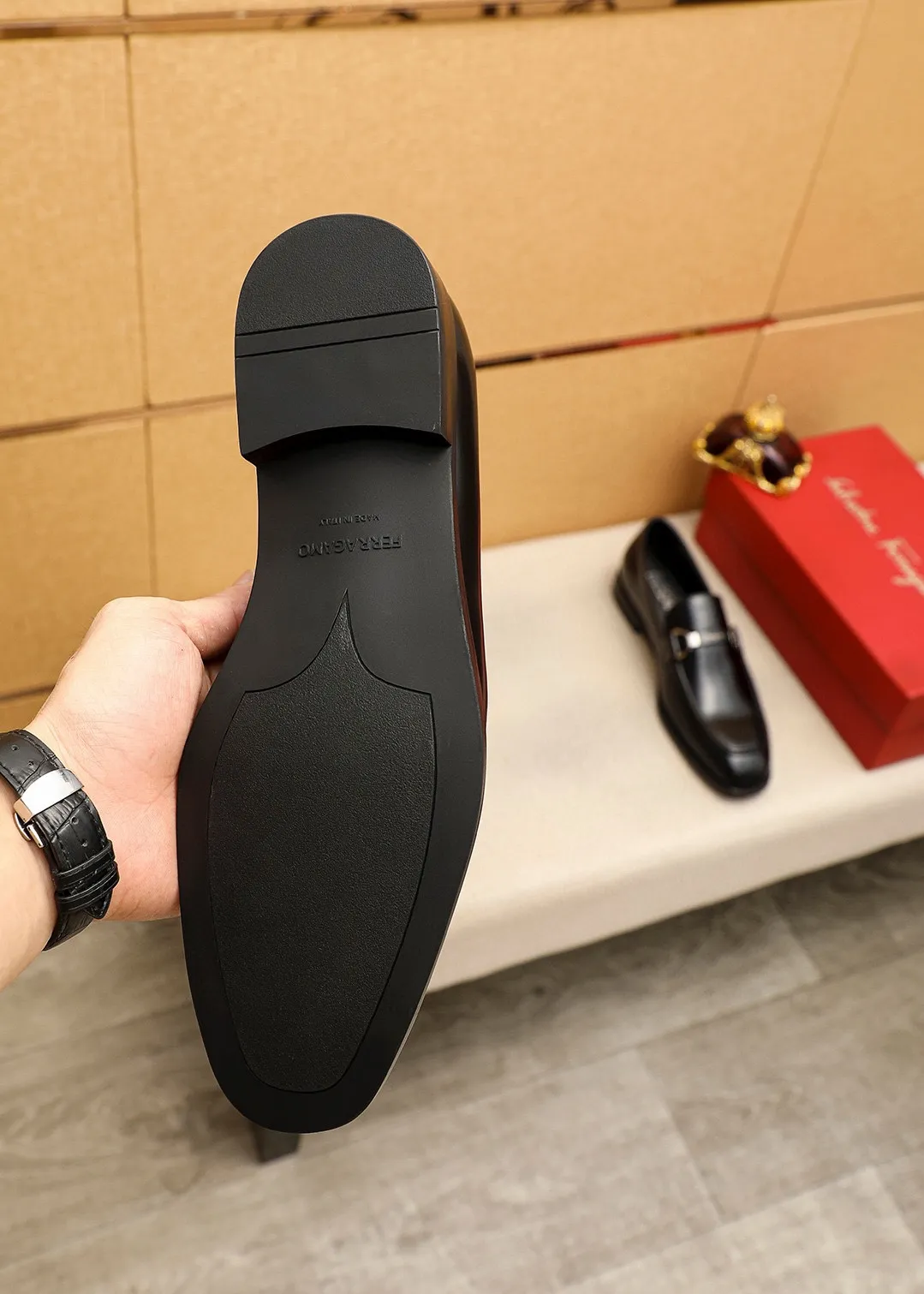 Men's shoes 💰480 💐 Product trademark: Ferragamo "Ferragamo" casual leather shoes Regular size: 38-44 (45.46🉑️customized) Product materials: Selected imported first-layer open-edge beaded cowhide leather upper + luxury hardware buckle, imported water-dyed cowhide leather lining. Strong three-dimensional visual effect, original rubber outsole Color: 3⃣️colors available